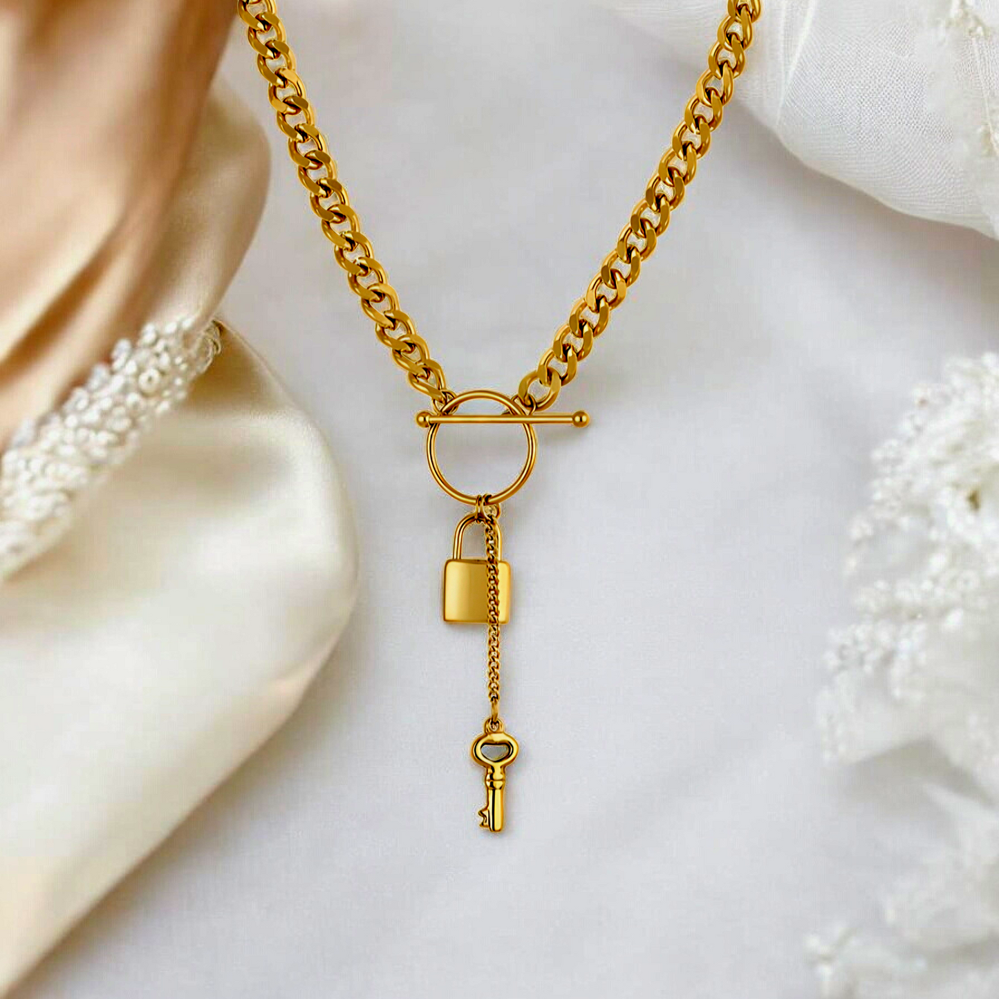 Colier Daniel Klein Statement Auriu, cu Pandantive Simbolice Lacăt și Cheie